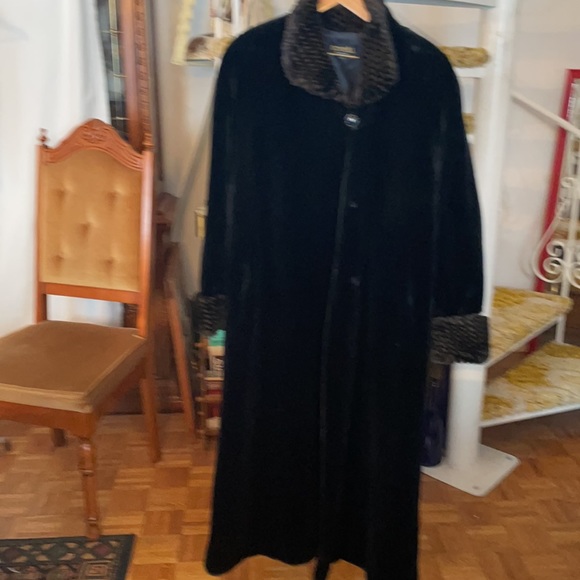 Nwot, Gorgeous faux fur maxi coat - Picture 9 of 9